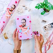 Papel de regalo personalizado con caras y fondos