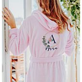 Albornoz con monograma, texto y escudo floral