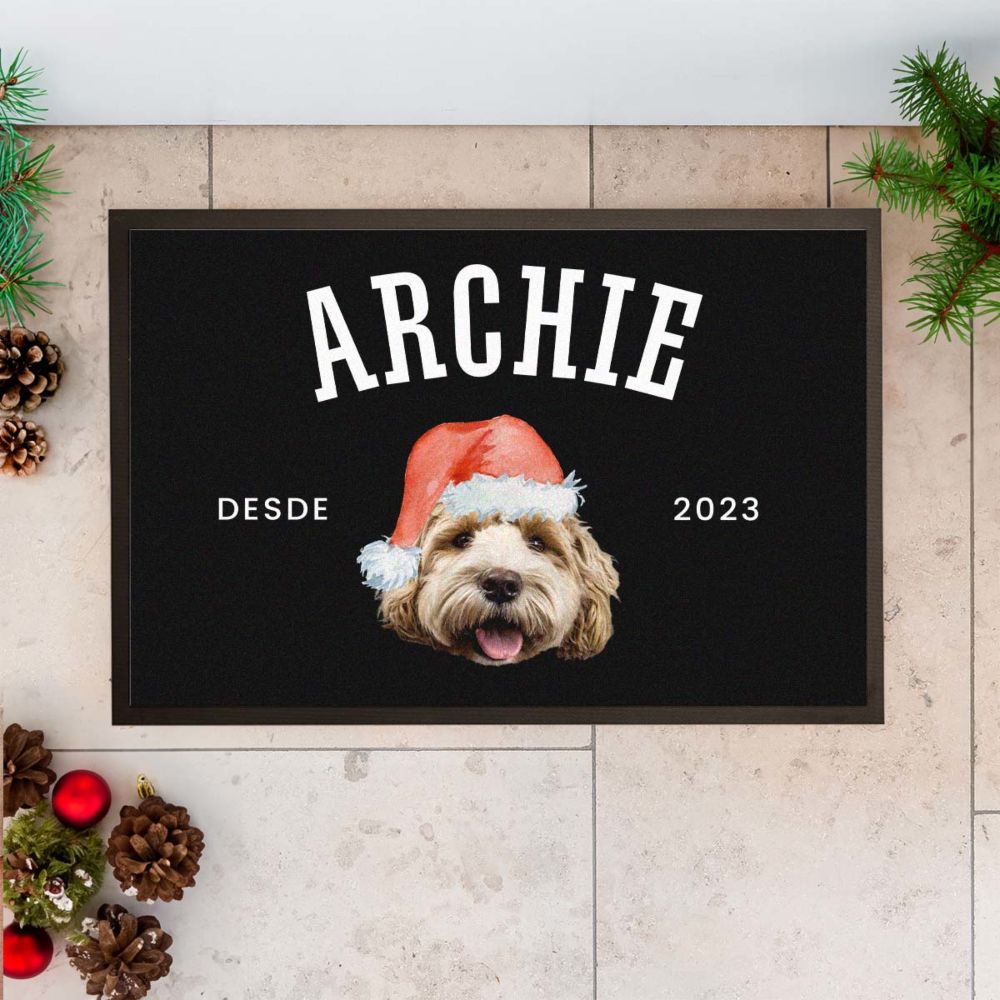 Personalisierbare Fußmatte mit Haustier und Weihnachtsmütze