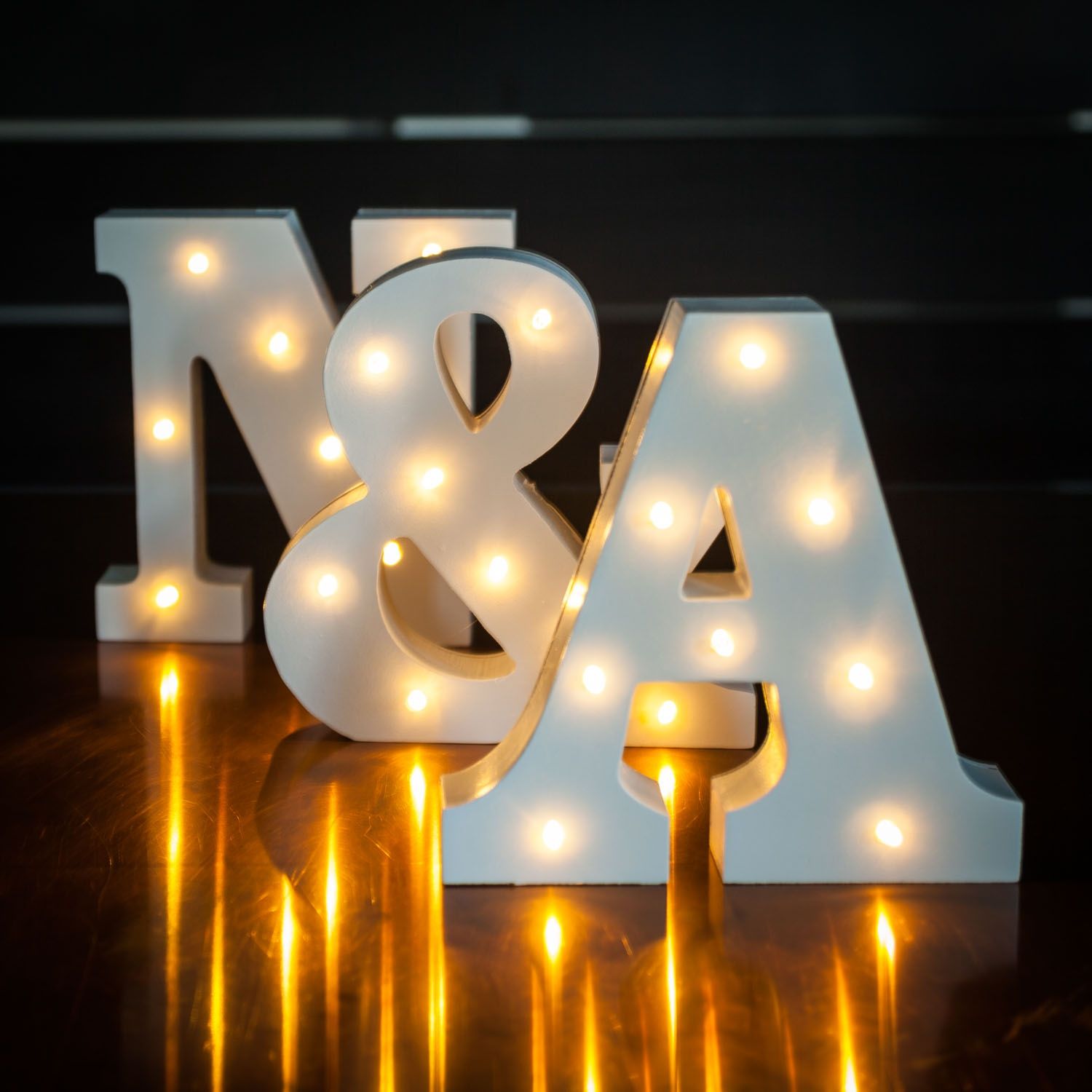 Letras de madera brillantes