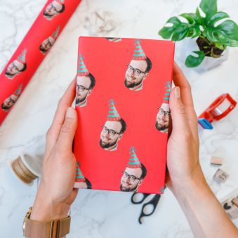  Papel de regalo personalizado con sombrero de fiesta