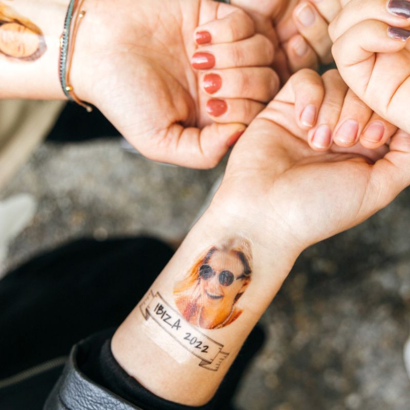 Set de 4 tatuajes personalizados con cara y banner