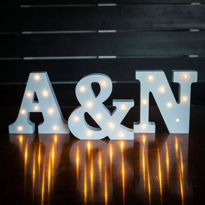 Letras de madera brillantes