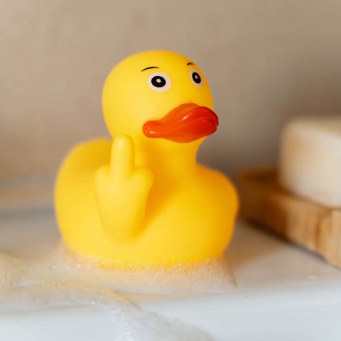 Pato chirriante del dedo medio