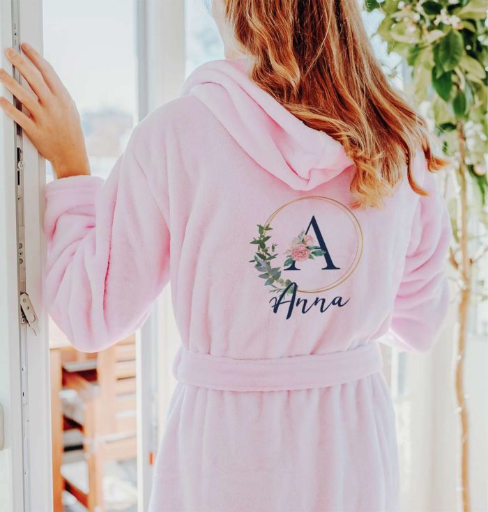 Albornoz con monograma, texto y escudo floral