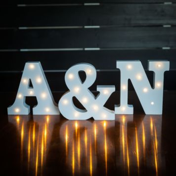 Letras de madera brillantes