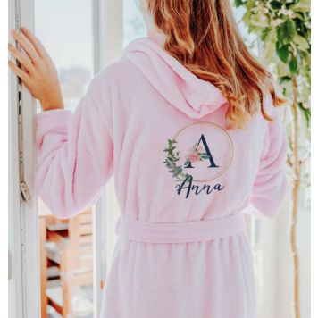 Albornoz con monograma, texto y escudo floral