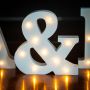 Letras de madera brillantes