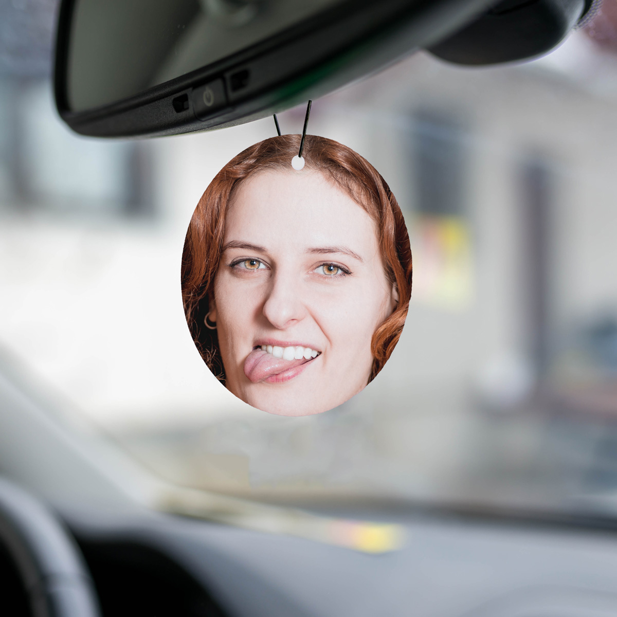 Ambientador de coche con cara